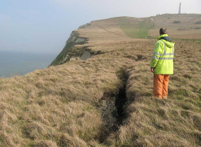 Fichier:Fissures en tête de falaise (à l'est du Cran d'Escalles).bmp