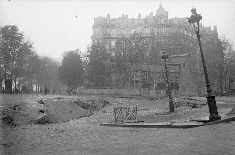Fichier:Fontis Place de l'Alma 8 novembre 1915.jpg
