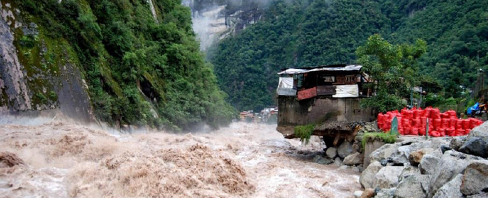 Habitation construite (et tolérée par les autorités à l’encontre des recommandations de sécurité) sur le lit mineur de la rivière Vilcanota, Aguas Calientes.png